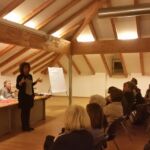 26 November 2015 - Vortrag unserer migliederin Barbara "Grammatik der Psychologie: fünf goldene Regeln“, um unsere Art zu sprechen zu ändern und so unsere Art zu denken, zu fühlen und zu sein zu beeinflussen." 2356236856